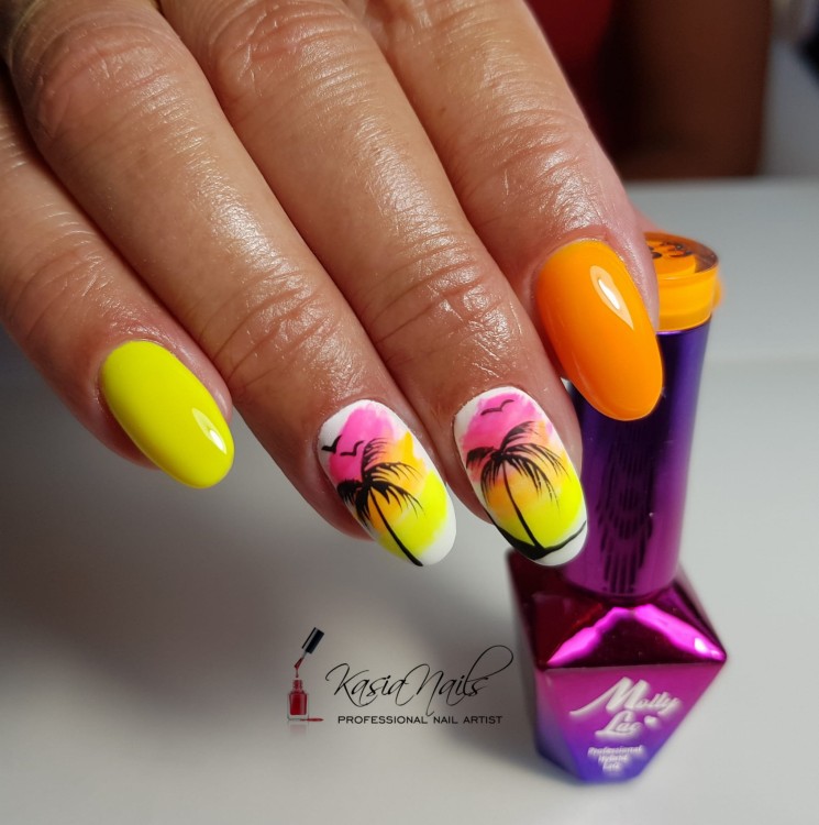 molly 70 133, hyptotise white art black.jpg