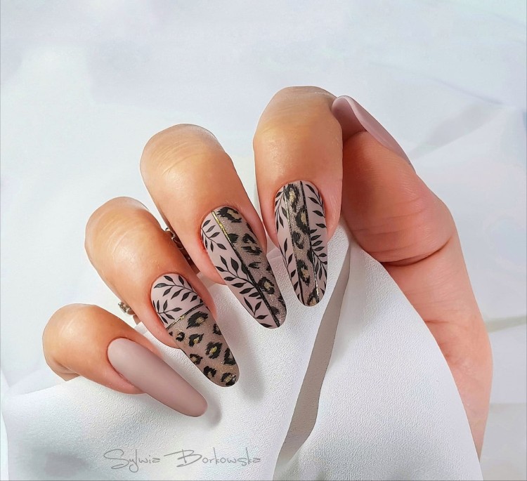 molly 62 210, artistic gold, black.jpg