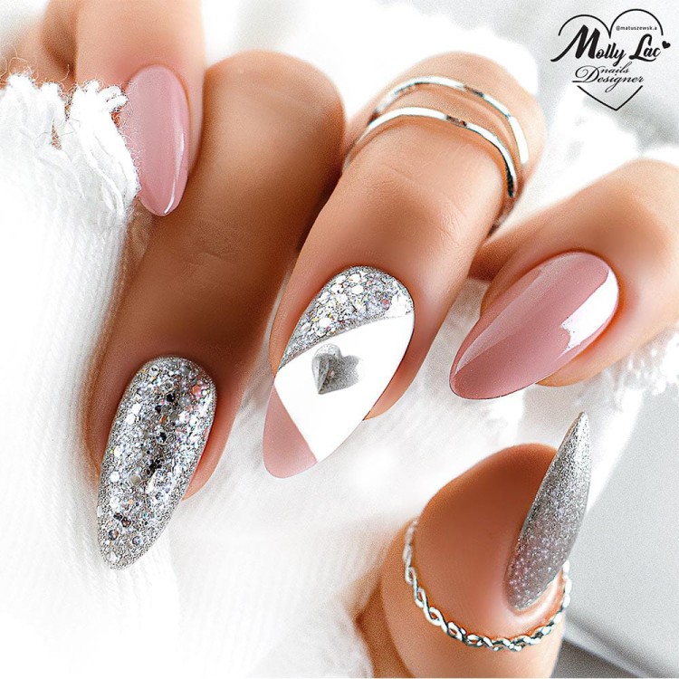 Srebrna-hybryda-nr-488-Encierro-Pablo-Rozz-a-na-niej-posypane-płatki-#blingbling-Effect-❤️-w-zestawieniu-z-biela-i-żelem-Jelly-Nude.jpg