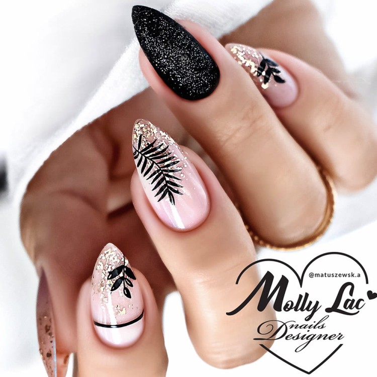 Crushed-Diamonds-535.-Podklad---zel-w-butelce-Icy-Pink-@molly_lac-.-Czarny-brokat---Effect-VELVET..jpg