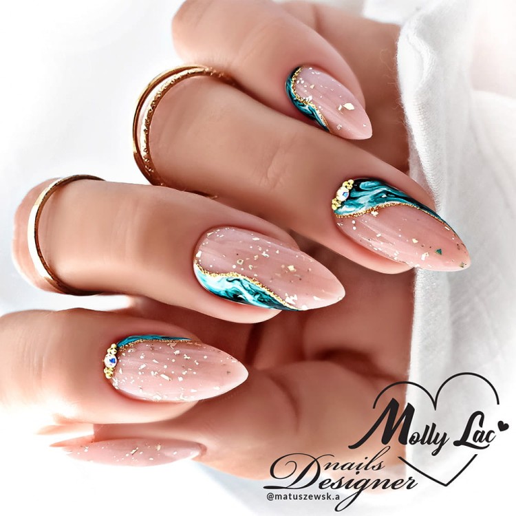 Zel-w-butelce-Naked.-Bezbarwna-hybryda-ze-zlotymi-drobinkami-to--535-Crushed-Diamonds.-Zieleń-to-tusz-Water-Ink..jpg