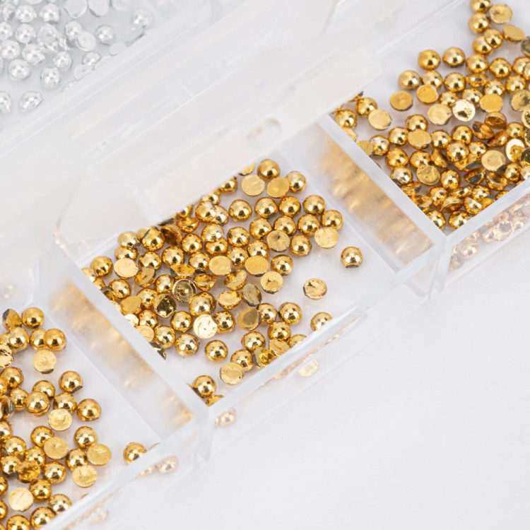 Kasetka z ozdobami ćwieki mix kolorów Molly Nails 3.jpg