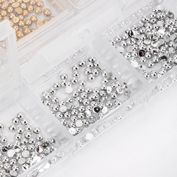 Kasetka z ozdobami ćwieki mix kolorów Molly Nails 4.jpg