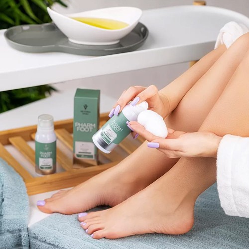 Kojąca pianka z oliwą ozonowaną i ziołami Victoria Vynn Pharm Foot reLIEF MOUSSE 105ml (2).jpg