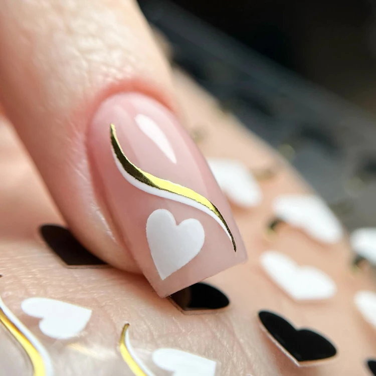Naklejki do paznokci samoprzylepne serduszka SWA04 MollyNails 4.jpg
