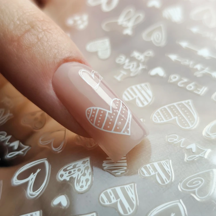 Naklejki do paznokci samoprzylepne walentynkowe białe F926 MollyNails 4.jpg