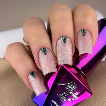 manicure nude z zielonymi kryształkami