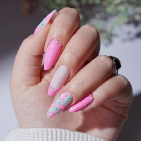 kobiecy manicure z motywem kwiatowym i bulionem