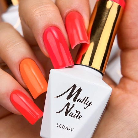 dłoń z neonowymi pomarańczowymi paznokciami trzyma butelkę lakieru hybrydowego MollyNails