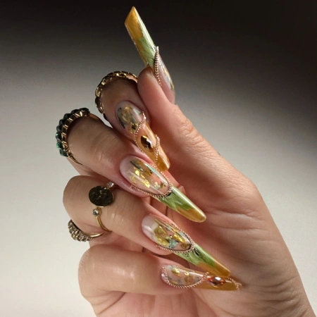 manicure z zatopionymi zdobieniami