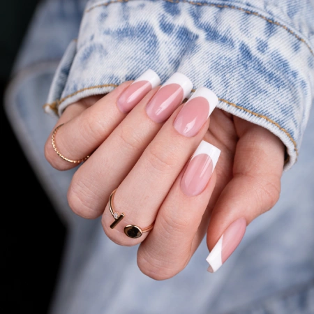 manicure french stworzony żelem budującym Herbaline