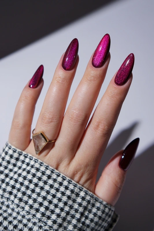 Manicure cat eye ze świetlistym, magnetycznym refleksem