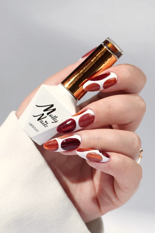 Delikatny manicure w naturalnym odcieniu nude
