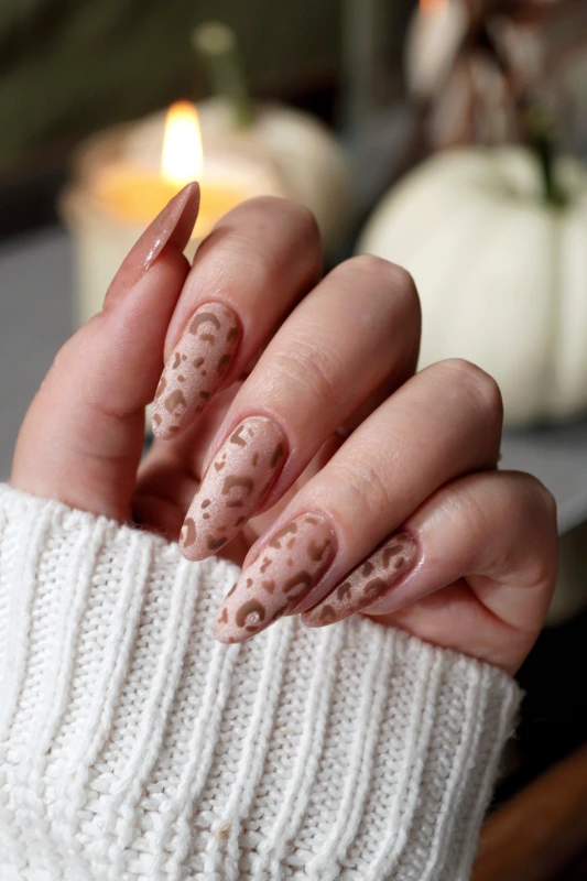Manicure w ciepłym, czekoladowym brązie
