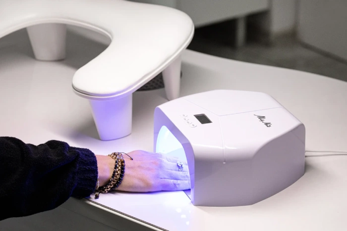 zdjęcie dłoni w lampie uv/led podczas manicure
